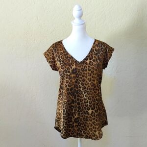 3/$20🌟 Express Short Sleeve V Neck Cheetah Print Top Size XS